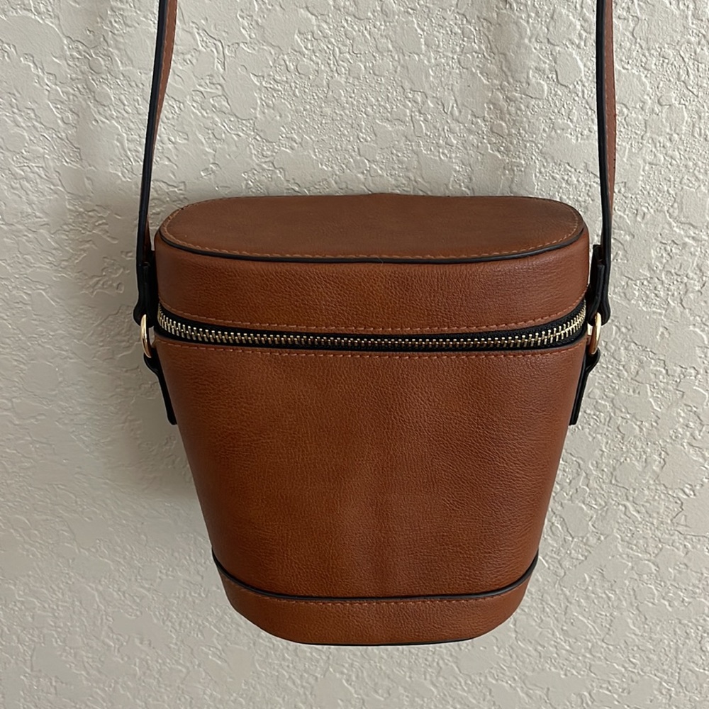EXPRESS Bucket Purse - Picture 4 of 9
